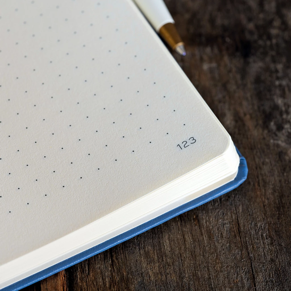 Leuchtturm1917 Notizbuch A4+ Master Slim Dotted Schwarz