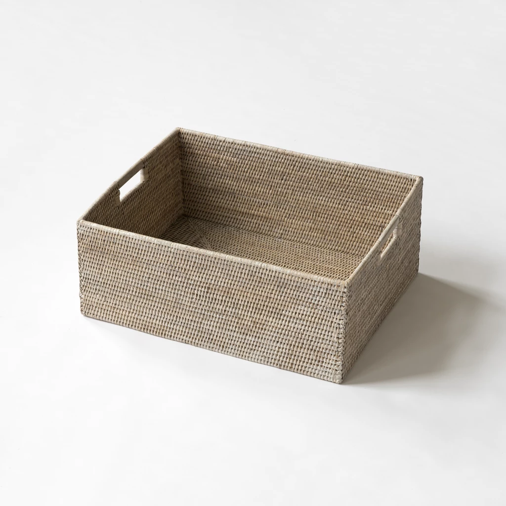 Rechteckiger Rattan Korb mit Holzgriffen