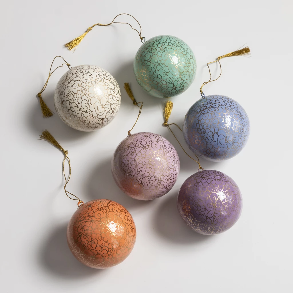 6 Papiermaché Christbaumkugeln Udhampur Pastell
