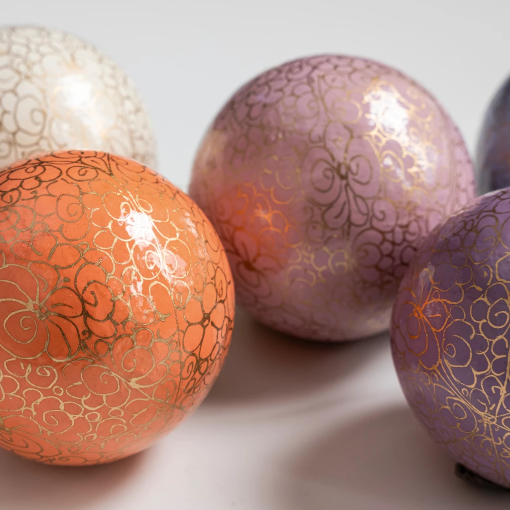 6 Papiermaché Christbaumkugeln Udhampur Pastell